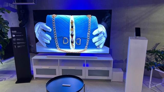 <b>Impresii despre Samsung S95C: televizorul OLED definitiv pentru Netflix, jocuri</b>Samsung a prezentat pe 26 aprilie noua sa gamă de televizoare în România şi accentul a fost pus pe gaming şi negrul cel mai adânc. Pe de o parte avem flagship-ul Neo QLED 8K QN900C, pe de altă televizoarele de gaming QN95C