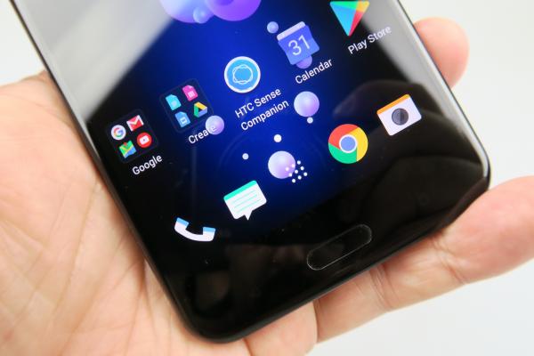HTC U11: OS, UI, aplicaţii cu o strângere Edge Sense, deschidere la asistenţi virtuali