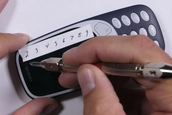 Nokia 3310 (2017) trece prin testele lui JerryRigEverything: zgâriat, ars şi îndoit, greu de ucis partea... 6