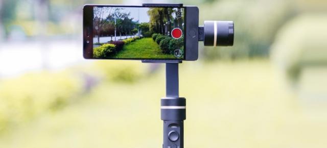 FeiyuTech SPG C este un gimbal cu stabilizare pe 3 axe ideal pentru smartphone; TomTop oferă un cupon de 50 dolari reducere pentru achiziția sa!