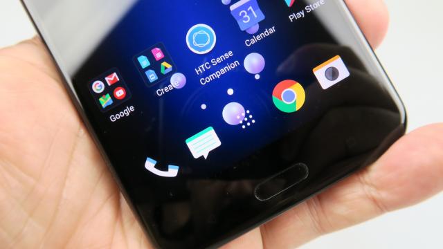 <b>HTC U11: OS, UI, aplicaţii cu o strângere Edge Sense, deschidere la asistenţi virtuali</b>HTC a avut mereu una dintre cele mai tentante interfeţe de pe Android, fie prin prisma widget-urilor unice, fie prin posibilitatea crescută de personalizare. Bazele au fost puse pe vremea lui HTC Incredible sau HTC One X şi de atunci s-a mers pe un..
