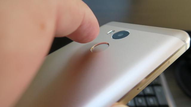 <b>Xiaomi Redmi 4 Review</b>Iată-ne cu încă un telefon Xiaomi la review, dar nu vă speriaţi pentru că nu e vorba despre Xiaomi Mi 6. În schimb e terminalul midrange Xiaomi Redmi 4, în versiunea cunoscută drept Redmi 4 Prime. Avem de-a face cu un telefon compact cu ecran de 5 inch..