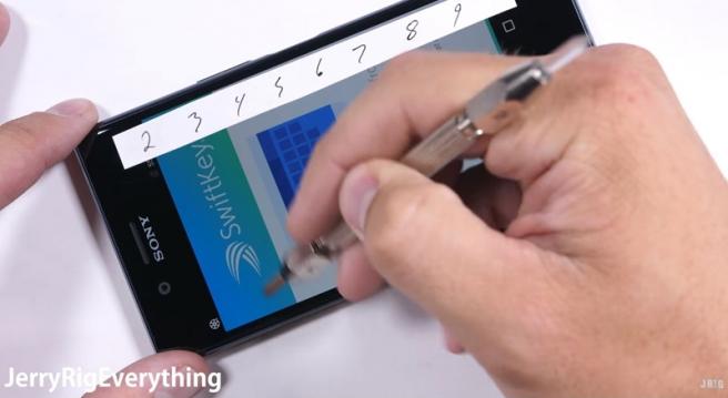 <b>Sony Xperia XZ Premium este zgâriat, ars şi îndoit, primeşte bile albe de la JerryRigEverything (Video)</b>Este momentul ca astăzi să îl vedem pe Sony Xperia XZ Premium pus pe masa de tortură a lui JerryRigEverything, terminal ce se laudă cu dotări de top, inclusiv cu un display 4K de 5.5 inch. Vedem rând pe rând cum telefonul trece de testul de zgâriere
