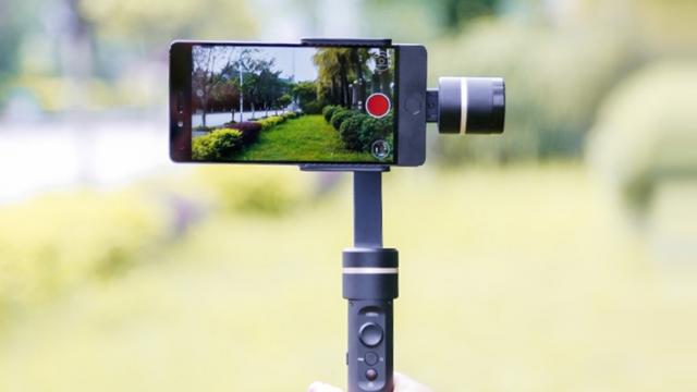 <b>FeiyuTech SPG C este un gimbal cu stabilizare pe 3 axe ideal pentru smartphone; TomTop oferă un cupon de 50 dolari reducere pentru achiziția sa!</b>Dacă plănuiți să vă filmați vacanța cu smartphone-ul, atunci poate că achiziția unui gimbal de stabilizare a capturii video este produsul care nu trebuie să lipsească din bagaj. Un astfel de model am găsit astăzi în oferta celor de la TomTop care 