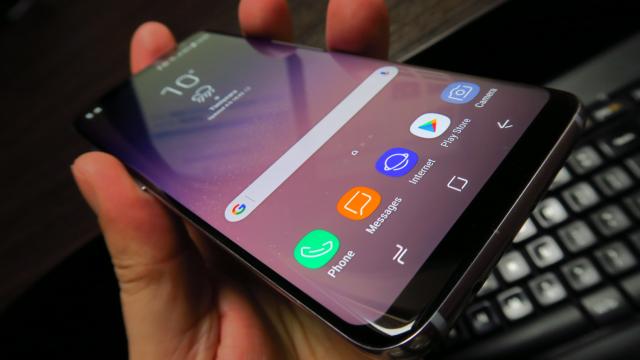 <b>Turul Magazinelor #245: Turul diversităţii, cu telefoane, televizoare, UPS la lichidare şi tastatură pentru smart TV</b>Azi am revenit la ideea de bază a Turului şi anume cea a diversităţii, a produselor din categorii diferite, pentru buzunare diferite. Avem un smart TV resigilat care mi se pare maximul la diagonala respectivă şi are un preţ prea bun, apoi un UPS la..