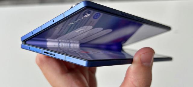 Samsung depășește din nou Apple la livrările globale de smartphone-uri; Galaxy Z Fold7 joacă un rol cheie