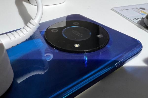 HONOR Magic4 Lite Hands-on: telefon multimedia cu muchii de doar un milimetru, Play Store la bord (Video)