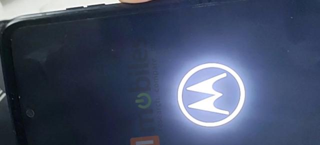 Motorola RAZR 3 apare în prima fotografie cu un design complet nou; Ar sosi la vară