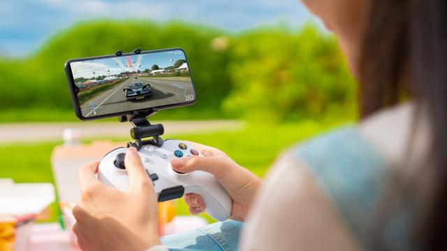 <b>Microsoft pregăteşte un „Chromecast” Xbox axat pe streaming, cloud gaming; Aplicaţiile sale vin pe televizoarele Samsung între timp</b>Microsoft a făcut paşi mari spre supremaţia în gaming în ultima vreme. Întâi a cumpărat Activision Blizzard, asta după ce cumpărase şi Minecraft şi Bethesda, iar Game Pass merge aşa bine, încât până şi Sony şi-a reinventat abonamentele PS Plus. Acum MS..