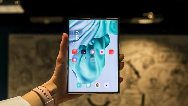<b>Motorola are în pregătire un smartphone cu ecran rulabil, cunoscut la nivel intern sub numele de cod "Felix"</b>La scurt timp de la apariția primelor fotografii cu Motorola Razr 3, iată că avem un nou leak pentru un viitor terminal inedit de la Moto. Este vorba despre un smartphone cu eran rulabil la care compania aflată sub conducerea