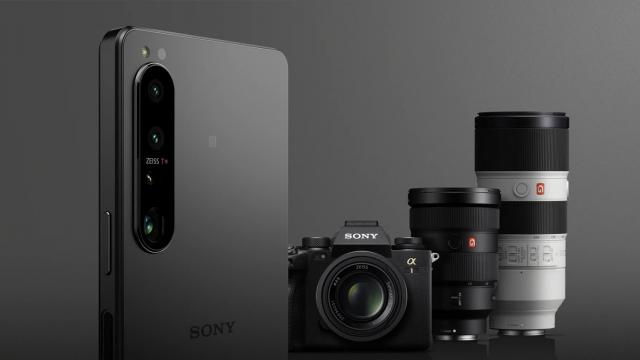 <b>Sony Xperia 1 IV devine oficial! Flagship-ul japonezilor aduce specificații de top, display 4K luminos dar vine fără încărcător și cablu</b>Ziua de 11 mai vine cu surprize de la Sony, compania japoneză lansând noi smartphone-uri la nivel global. În acest articol discutăm despre Sony Xperia 1 IV (a se citi Xperia 1 Mark 4). El vine ca succesor direct pentru Xperia 1 III și după cum era