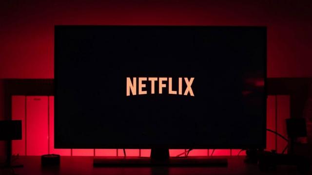 <b>Netflix va lansa abonamente cu reclame şi va taxa partajarea de parole până la final de an 2022</b>Netflix continuă să îşi lingă rănile după ce a pierdut 200.000 de abonaţi în primul trimestru din 2022 şi a avut şi un picaj de acţiuni, iar acum pregăteşte o nouă strategie. Ea implică printre altele un abonament care include şi reclame