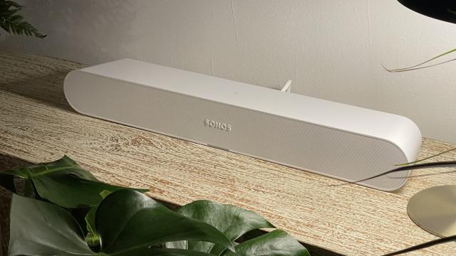 <b>Sonos anunță Ray - cel mai accesibil soundbar al companiei vine cu 4 amplificatoare digitale, 2x tweetere și DTS Digital Surround</b>Aici la Mobilissimo am testat de-a lungul anilor și produse Sonos, inclusiv un soundbar pe numele său Sonos Beam (Gen2) care la debut costa 449 dolari, un preț cam mare și pe care l-au plătit doar cei care știau ce livrează în materie de acustică 