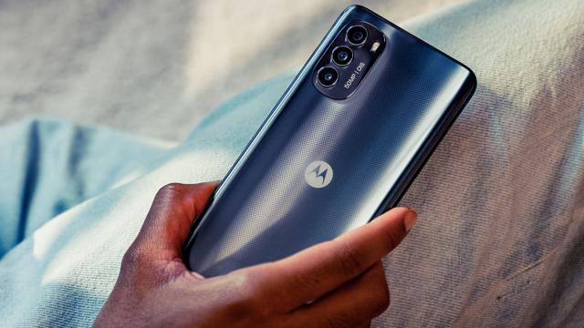 <b>Motorola Moto G82 5G a debutat oficial, cu un ecran de 6.6 inch AMOLED, procesor Snapdragon 695</b>Motorola a prezentat astăzi un nou smartphone midrange, modelul Moto G82 5G, care pe hârtie sună a rival pentru realme 9 Pro+. Mai ales că vine cu acelaşi procesor Snapdragon 695 la interior... Hai să vedem ce alte dotări mai propune

