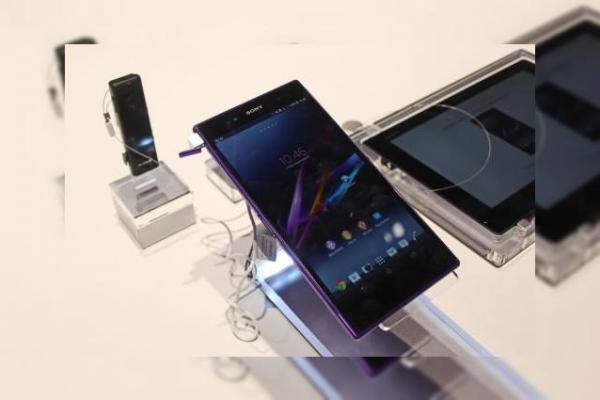 IFA 2013: Sony Xperia Z Ultra hands on - cu mâna pe un smartphone gigant (Video)