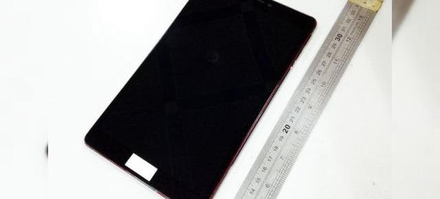Tableta Google Nexus 8 ni se dezvăluie într-o serie de prime imagini; aparent, device-ul va sosi cu o ramă metalică
