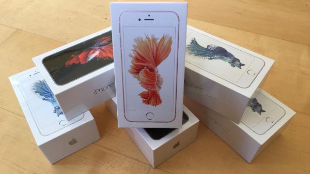 <b>Iată care este cel mai bun preț pentru iPhone 6s din România; aflăm și cât de mare este adaosul practicat de retaileri</b>Zilele trecute, at&acirc;t retailerii, c&acirc;t și operatorii mobili de pe piața locală au listat noile iPhone 6s și iPhone 6s Plus la pre-comandă, device-uri ce sunt la mare căutare. Av&acirc;nd la &icirc;ndem&acirc;nă toate aceste informații,...