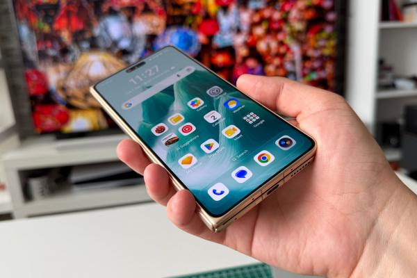 Honor Magic V6: Design cu mare atenție la detalii, comod în format pliabil și primul fold cu certificare IP68/IP69