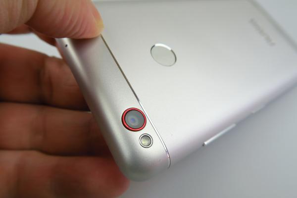 Nubia N1: Design metalic rotunjit, cochet pentru un battery-phone