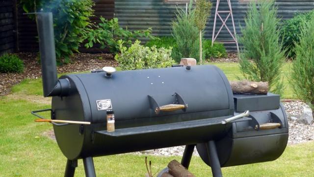 <b>Turul Magazinelor #158: Turul de gătit şi de grătar, cu aparat de făcut hotdog, recipient marinare şi altele pentru picnic</b>Nu putem să nu ne gândim la o zi de weekend petrecută la iarbă verde, mai ales că acum și primăvara pare a-și intra în drepturi cum se cuvine. De aceea, astăzi este momentul pentru un nou tur al magazinelor tematic, unul ce include recomandări de 