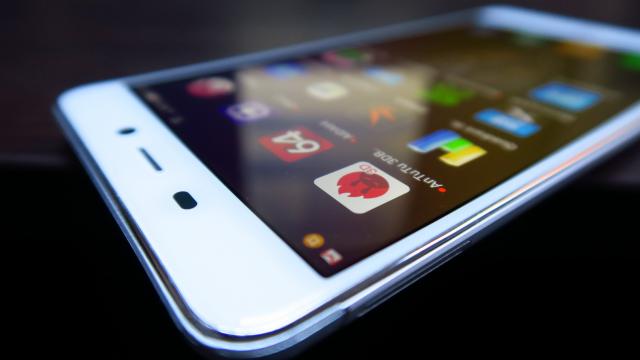 <b>Nubia N1: Benchmark-uri rezonabile pentru Helio P10, aspectul grafic e destul de modest totuși</b>Încă din secţiunea Hardware am semnalat că Nubia N1 nu se prezintă chiar cu un procesor MediaTek nou, dar măcar e un chipset popular. Helio P10 a fost folosit de multe companii de top şi l-am văzut chiar şi recent pe Allview X4 Soul.
