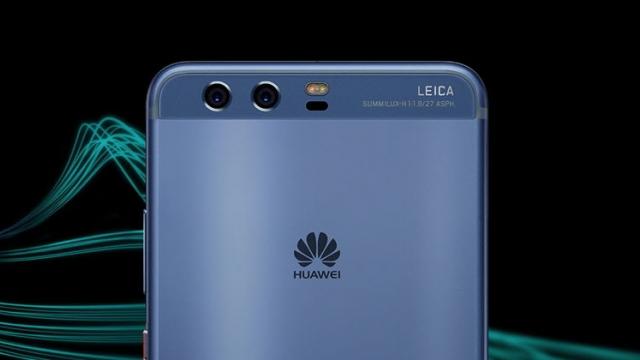<b>Preț și disponibilitate Huawei P10 Plus în România!</b>De astăzi avem și primele prețuri asociate lui Huawei P10 Plus pe plan local, un phablet echipat cu cameră duală, baterie mai generoasă și display de 5.5 inch. Produsul apare listat la scurt timp după ce am văzut în oferta magazinelor online terminalele