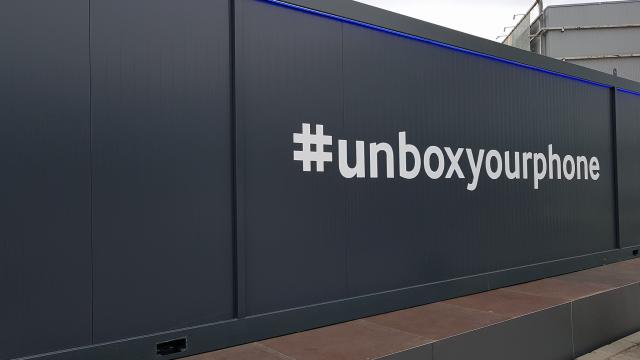 <b>Samsung Galaxy S8 promovat în România printr-un escape room la Băneasa Shopping City în Bucureşti; Campania #unboxyourphone porneşte la drum</b>Samsung a anticipat debutul lui Galaxy S8 cu o serie de clipuri din seria #unboxyourphone, iar acum avem şi promovare pe plan local a campaniei. Astfel, aflăm că pe Facebook via Corina Georgescu (idaho.ro) faptul că Samsung a plasat un escape room lângă..