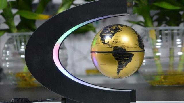 <b>Turul Magazinelor #162: pilula de monitorizare a somnului, aparat de fitness cu computer şi un glob LED cu levitaţie</b>După cărţi, aparate foto şi alte jucării, azi trecem la ce ne place nou mai mult: gadgeturi inedite. Avem un glob pământesc care levitează, o pilulă care monitorizează somnul şi un aparat de fitness care include şi un mini computer.