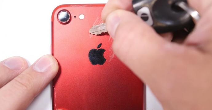 <b>iPhone 7 varianta RED primeşte un test de zgâriere de la JerryRigEverything; Vedem cum rezistă iPhone-ul roşu la zgârieturi cu cheia, cutterul şi altele de gen</b>Un anunț surpriză a avut loc săptămâna trecută când cei de la Apple au anunțat lansarea unui iPhone roșu, acesta fiind subiect de zvonuri încă din decembrie. Telefonul ajunge astăzi pe masa de teste a lui JerryRigEverything care ne dezvăluie dacă 