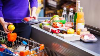 Magazinele încep să renunțe la casele self-checkout: furturile, erorile și timpul pierdut schimbă strategia retailerilor