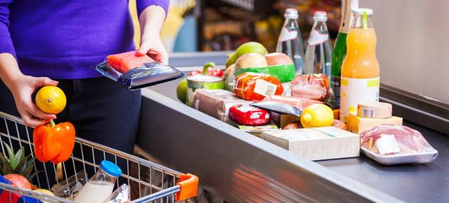 Magazinele încep să renunțe la casele self-checkout: furturile, erorile și timpul pierdut schimbă strategia retailerilor