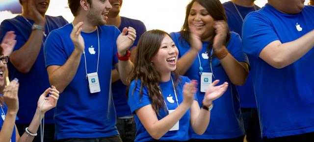 Apple vrea să-și crească vânzările online în România; Caută un specialist pentru retail digital