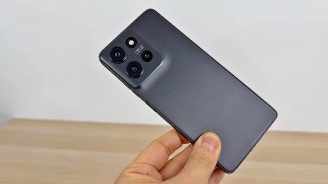 <b>Motorola moto G75 5G: Benchmark-uri între hiturile midrange ale lui 2024</b>Motorola moto g75 5G adopta procesorul Qualcomm Snapdragon 6 Gen 3, un CPU octa core de 4 nanometri, tactat la 2.4 GHz. A nu se confunda cu Snapdragon 6s Gen 3, care are 6 nm şi se găseşte pe moto g85

