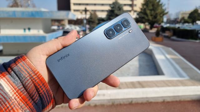 <b>Infinix Hot 50 Pro 4G: Design optimizat, axat pe o talie de doar 7.4 mm și un modul foto arătos</b>Infinix Hot 50 Pro 4G are o talie de doar 7.4 mm. Beneficiază, asemeni variantei Pro+ din serie, de arhitectură TitanWing pentru componentele interne. Practic vorbim aici despre o placă de bază optimizată, componentele interne fiind reduse în dimensiune