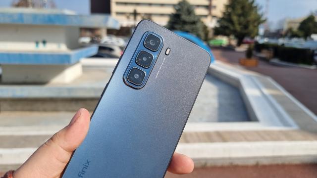 <b>Infinix Hot 50 Pro 4G: Hardware midrange acceptabil, cu 8 GB RAM, display AMOLED, difuzoare stereo</b>Îmi place în cazul lui Infinix Hot 50 Pro 4G faptul că oferă 256 GB de stocare în configurație de bază. Asta înseamnă că nu vei avea probleme în privința instalării de aplicații sau chiar jocuri. Discutăm despre hardware însă, deci trebuie să bifăm