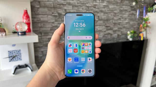 <b>Honor Magic7 Pro: Hardware-ul e ce trebuie - Snapdragon 8 Elite, mult RAM, stocare și baterie Si/C</b>În 2025 nu te poți numi flagship dacă nu ai cel mai nou Qualcomm la bord, iar Honor a ținut cont de asta și ne aduce desigur Snapdragon 8 Elite pe Honor Magic7 Pro. Ecranul nu se schimbă prea mult față de predecesor ca și dotări, doar 