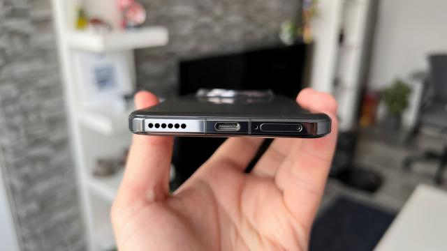 <b>Honor Magic7 Pro: Difuzoarele stereo își fac treaba în orice condiții și avem AI pentru apeluri fără cusur</b>Honor Magic7 Pro nu putea sosi fără difuzoare stereo, iar fix asta ne este livrat aici. Compania susține că avem difuzoare stereo de mare amplitudine, suport DTS:X Ultra și chiar un HONOR Surround Subwoofer. Ni se promite un bas puternic 