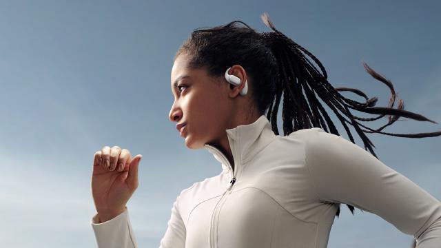 <b>Huawei FreeArc sunt primele căști open ear de la Huawei ce au ataşament tip "cârlig", pentru sportivi</b>FreeArc sunt primele căşti open ear de la Huawei cu ataşament tip "cârlig" la ureche. Sunt pentru sport şi purtat la exterior. Au certificare IP57 şi vin cu drivere de 17 x 12 mm, algoritm dinamic de bas şi structură acustică simetrică