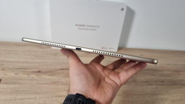 <b>HUAWEI MatePad Pro 13.2 PaperMatte: Conectivitate cu NearLink în lumina reflectoarelor, Wi-Fi 6 rapid</b>HUAWEI MatePad Pro 13.2 PaperMatte este o tabletă de top ce se adresează sarcinilor de productivitate, dar poate fi folosită și pentru entertainment, respectiv artă, dacă privim spre cea de-a treia generație Huawei M-Pencil. Nu primește variantă
