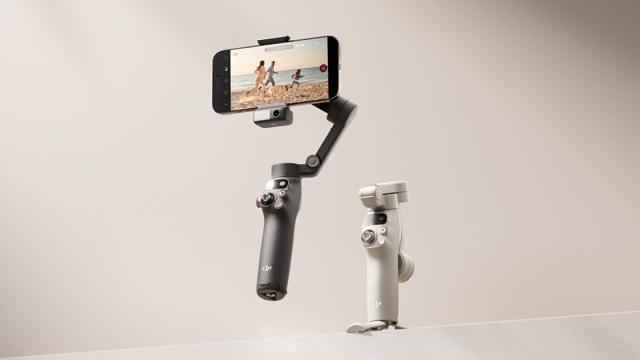 <b>Cel mai bun gimbal pentru telefon? DJI lansează Osmo Mobile 7, cu greutate de doar 300 de grame</b>DJI, companie pe care o asociem mai degrabă cu dronele a lansat o serie de produse noi, destinate celor care creează conţinut cu ajutorul telefonului mobil. E vorba despre DJI Osmo Mobile 7 şi DJI Osmo Mobile 7P