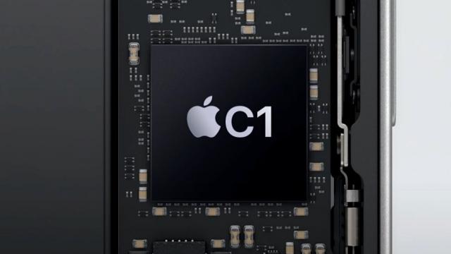 <b>Îngrijorat cu privire la autonomia lui iPhone 17 Air? Apple pare că a găsit o soluție la această problemă</b>iPhone 17 Air este probabil unul dintre cele mai interesante smartphone-uri ce urmează a debuta în toamna acestui an. Am tot auzit zvonuri cu privire la acest model ce ar aduce o talie de sub 6mm. Astfel, designul său ultra-subțire a ridicat multe