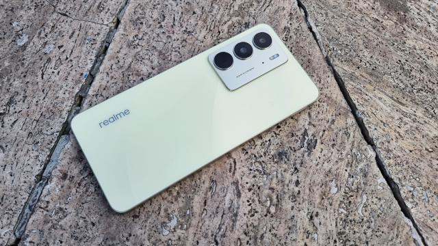 <b>Prezentare realme C75: Un smartphone solid de buget, rezistent la șocuri și apă, cu baterie de 6000 mAh și încărcare la 45W</b>realme este o companie ce a evoluat frumos de-a lungul anilor, ce are în portofoliu atât flagship-uri puternice, cât și modele atractive de buget. Un astfel de terminal a sosit pe masa de teste recent. realme C75 costă sub 800 de lei, oferă un display