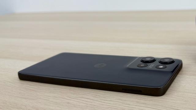 <b>Motorola moto g75 5G: Acustică cu înalte surprinzătoare, nu prea mult bas</b>Predecesorul acestui telefon, moto g73 avea difuzoare stereo şi jack audio. Moto g75 5G pierde jack-ul audio, dar păstrează difuzoarele stereo. Ca de obicei, le putem tuna din aplicaţia Moto, secţiunea Play, apoi Dolby Atmos

