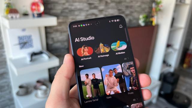 <b>OPPO Reno13 F: Să fie cel mai consistent pachet AI de pe un smartphone mid-range? (OS, UI, aplicații)</b>OPPO ne încântă cu Android 15 și ColorOS 15 pe toate modelele din seria Reno13, o interfață rapidă, colorată și cu multă personalizare. Găsești rapid tot ce ai nevoie, începând de la shortcut-urile de pe ecranul principal, la widget-uri