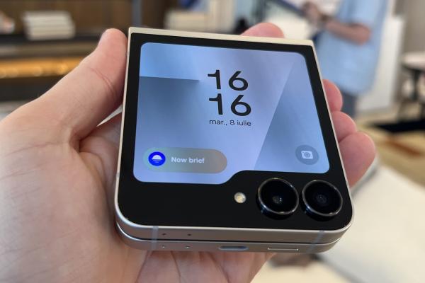 Samsung prezintă Galaxy Z Flip7 FE: Model pliabil cu clapetă ceva mai accesibil, cu ecran extern în formă de dosar și procesor Exynos 2400