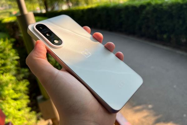 OnePlus Nord 5: Bateria pierde din mAh față de predecesor, dar e mai eficientă, cu ore în plus