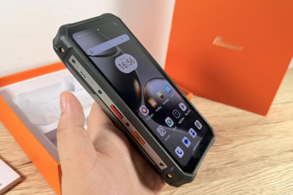 FOSSiBOT F107 Pro Unboxing: Smartphone-ul de aproape un kilogram e aici, cu o baterie de 28.000 mAh, construcție robustă, chiar și lanternă LED integrată