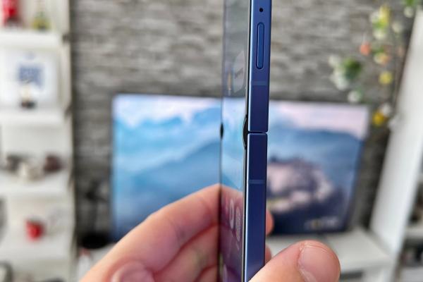 Samsung Galaxy Z Flip7 - Fotografii Hands-On