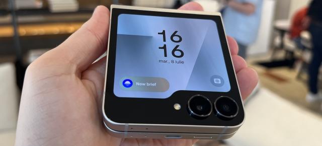 Samsung prezintă Galaxy Z Flip7 FE: Model pliabil cu clapetă ceva mai accesibil, cu ecran extern în formă de dosar și procesor Exynos 2400