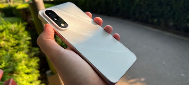 OnePlus Nord 5: Bateria pierde din mAh față de predecesor, dar e mai eficientă, cu ore în plus